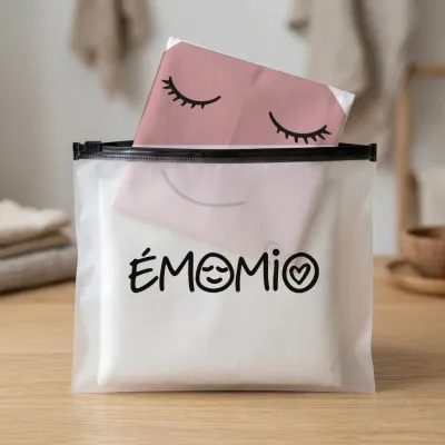 La housse de l'amour pliée dans sa pochette zippée translucide Émomio.