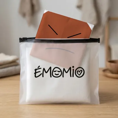 La housse de la colère pliée dans sa pochette zippée translucide Émomio.