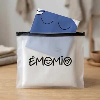 La housse de la fatigue pliée dans sa pochette zippée translucide Émomio.