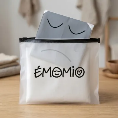La housse de la tristesse pliée dans sa pochette zippée translucide Émomio.
